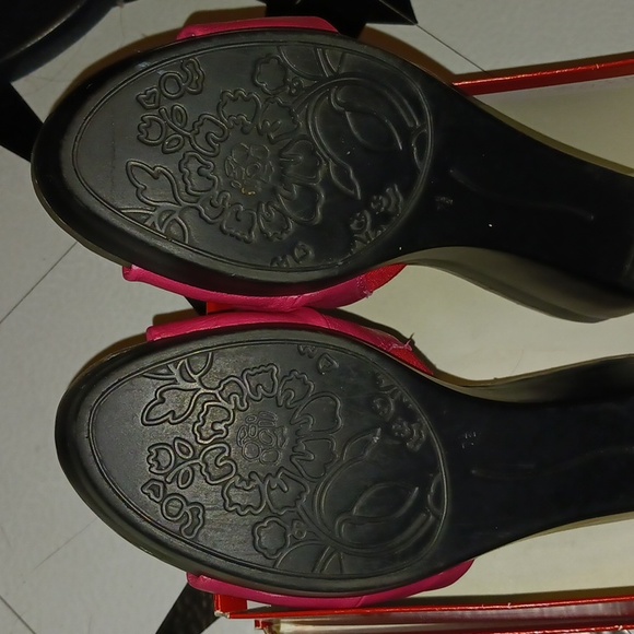 Bandolino Slip-On Wedges Leather - Like New - Picture 4 of 16